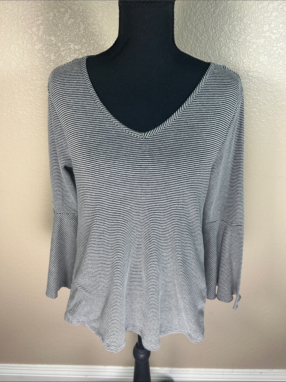 Chacha Vente Black & Gray Striped V-Neck Statement Sleeve Top Sz S
